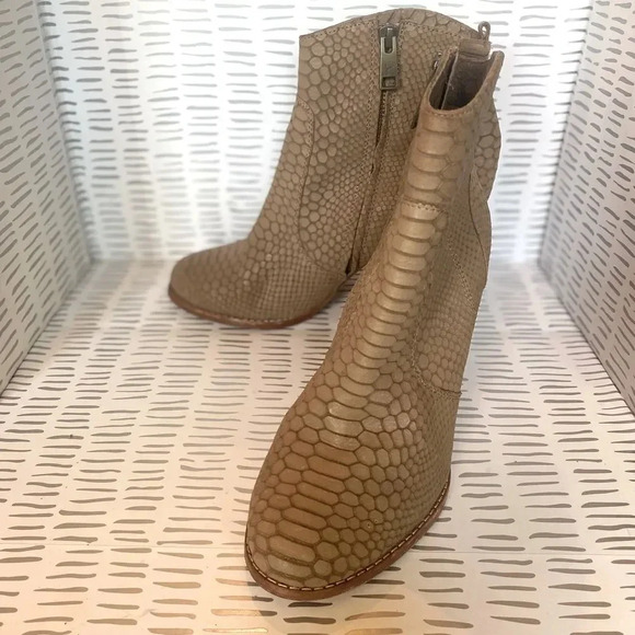 Joie Snakeskin boots size 7.5 - Picture 1 of 7